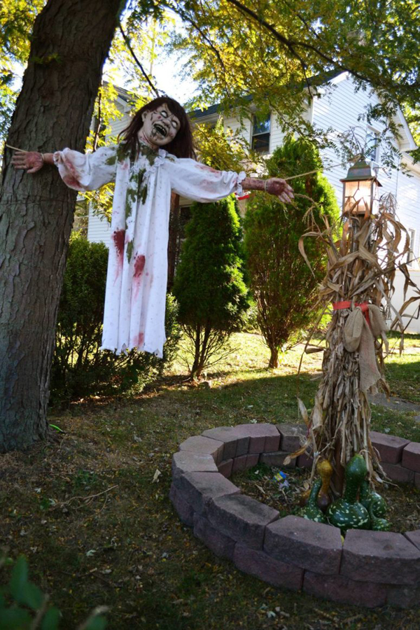 25 Freaky And Creepy Halloween Yard Decorations House Design And Decor