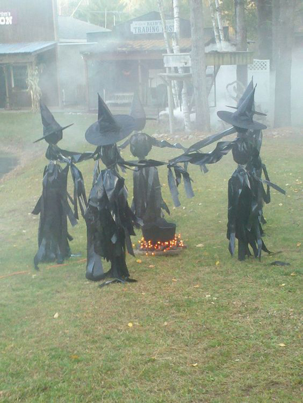 25 Freaky And Creepy Halloween Yard Decorations