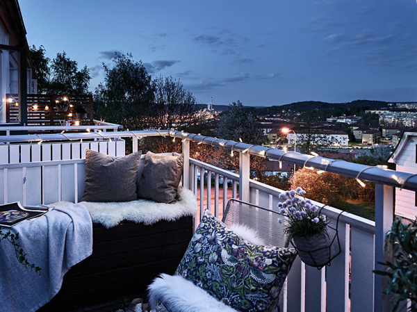 18 Cozy and Romantic Balcony Ideas