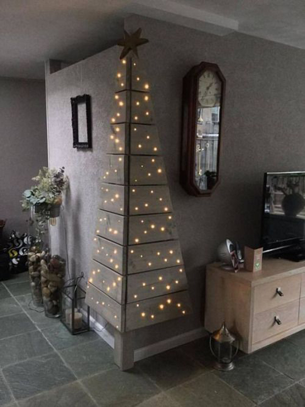 25 Simple and Creative Christmas Trees in The Wall