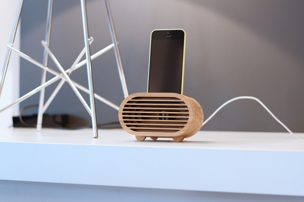 Bamboo Smartphones Amplifier Inspired by Retro Radios