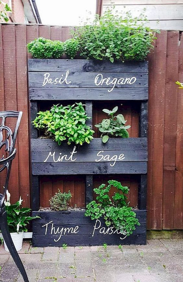 25 DIY Pallet Projects To Make Your Backyard More Fun