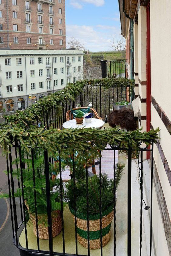 15 Most Beautiful Christmas Balcony Decor Ideas