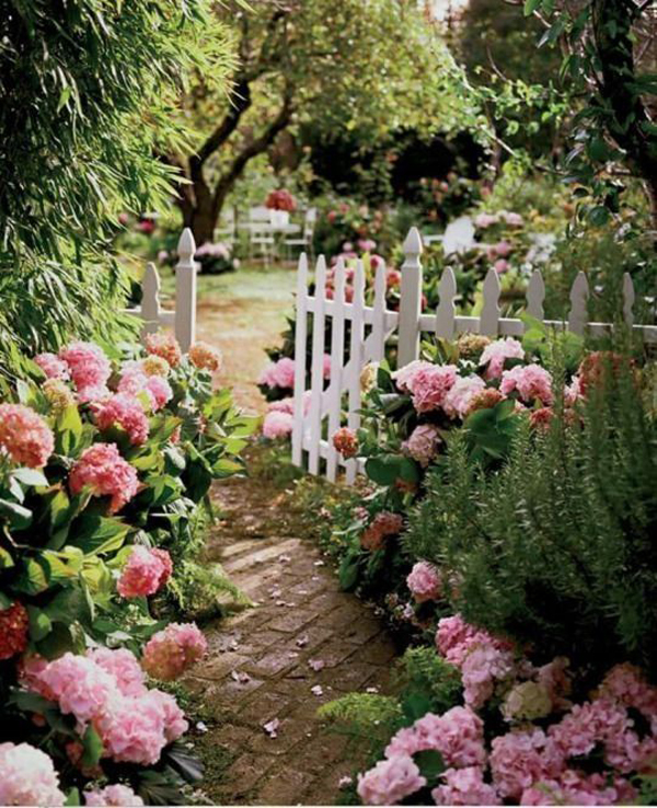 27 Creative Spring Garden Decorating Ideas You’ll Love