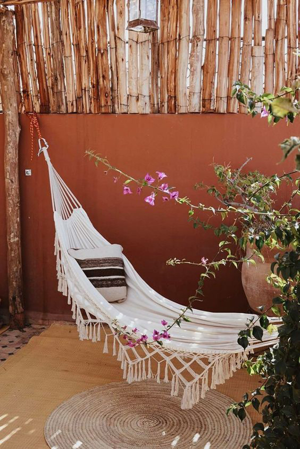 bohemian-style-backyard-with-hammocks