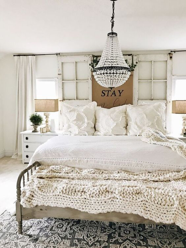 vintage-bedroom-style-with-chandelier