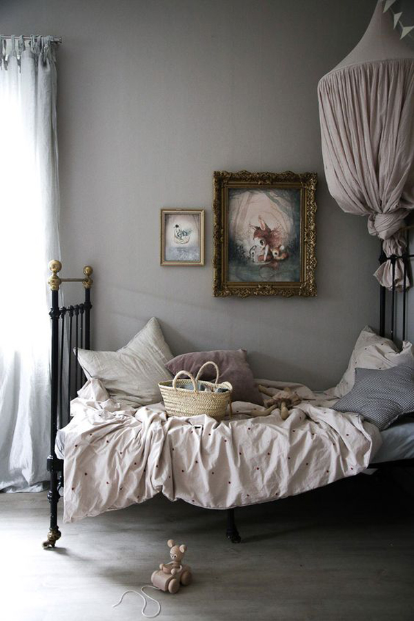 vintage-canopy-beds-with-grey-shades