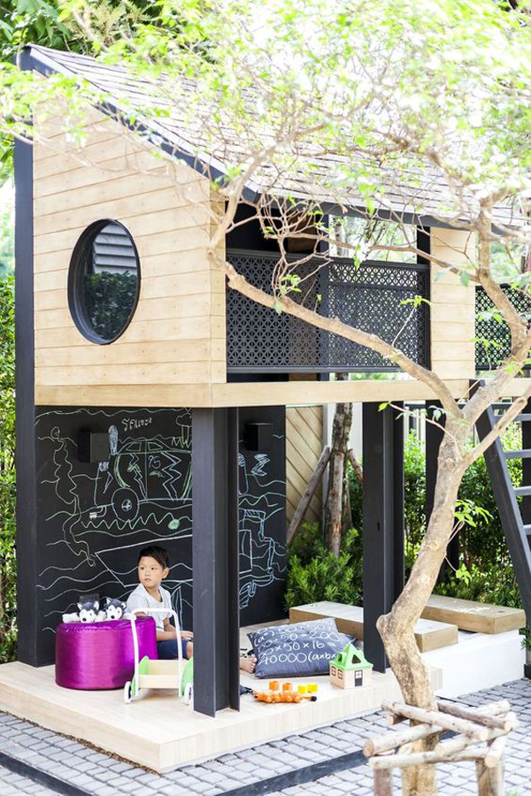 kids-treehouse-with-chlakboard-play
