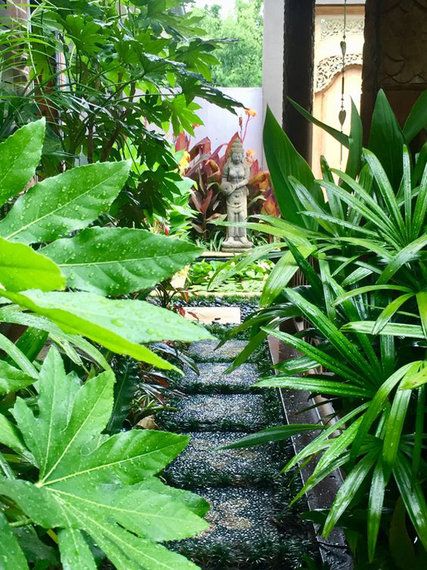 balinese-theme-garden-with-stone-pathway