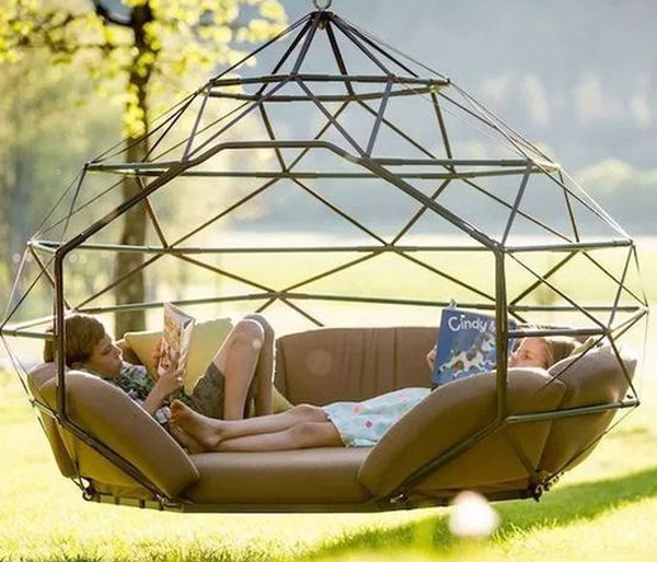 modern-outdoor-reading-nook-with-hanging-chairs
