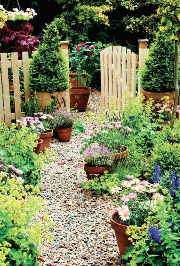 beautiful-small-garden-with-gravel-path