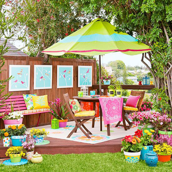 colorful-small-backyard-ideas-with-outdoor-dining-space