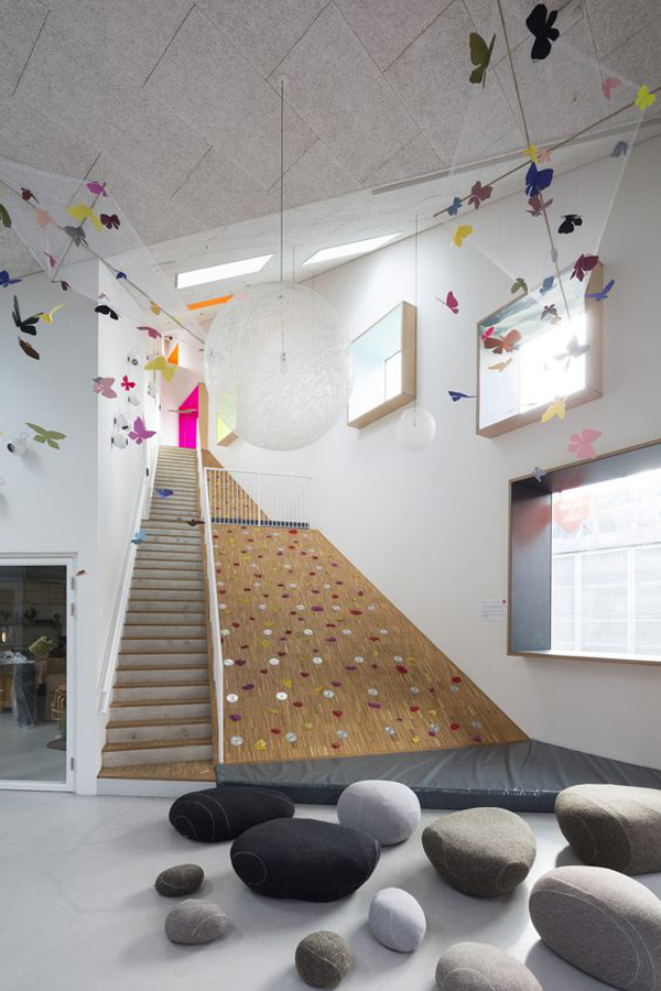 indoor-climbing-wall-in-staircase