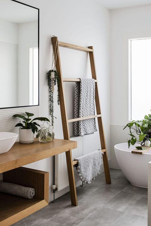 fresh-summer-bathroom-with-diy-ladder-storage