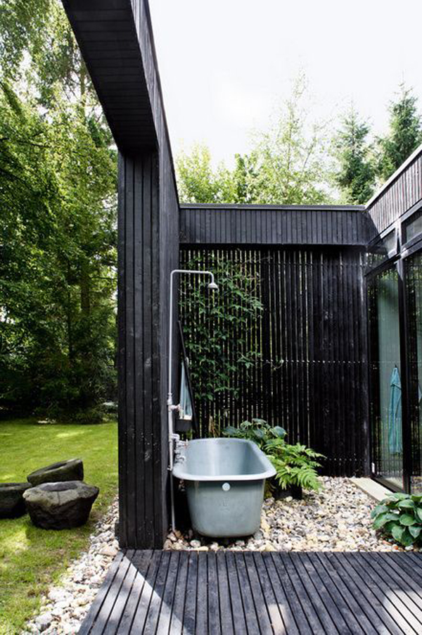 cool-backyard-tubs-with-black-pallet