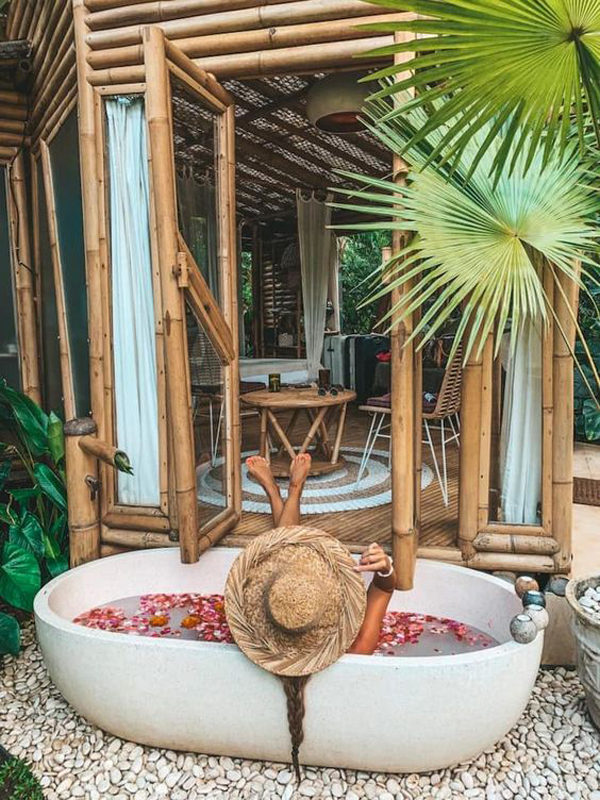 tropical-outdoor-tubs-with-bamboo-decor