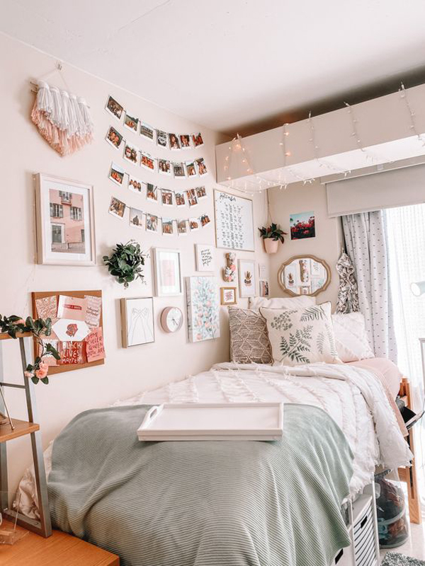 adorable-college-dorm-room-with-photo-wall
