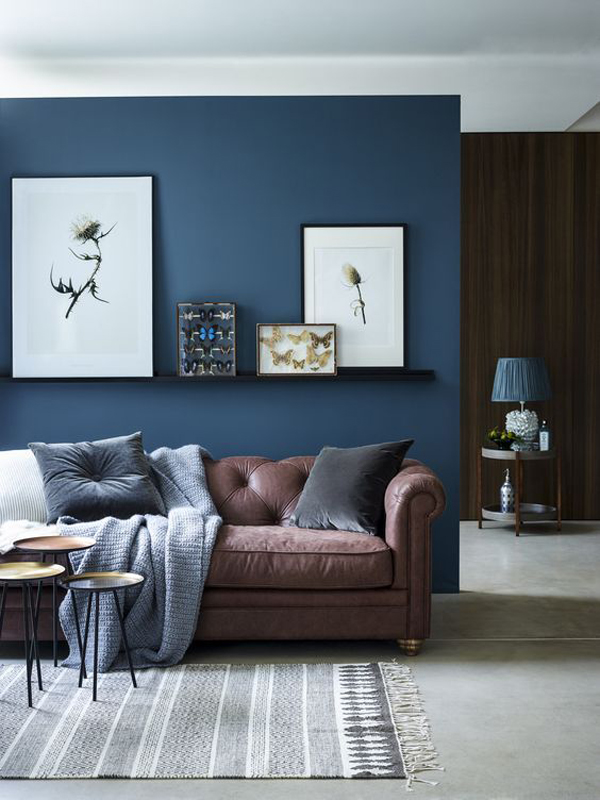 blue-living-room-design-with-leather-sofa