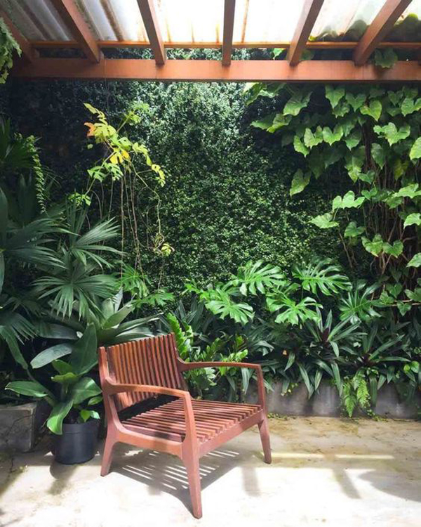 close-backyard-with-vertical-garden-decor