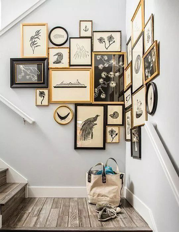 hang-gallery-photo-frame-in-the-stairs