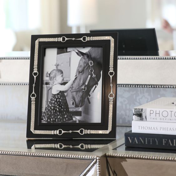 luxurious-black-wood-photo-frame-standing
