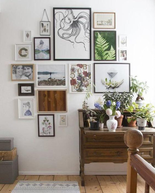 mid-century-photo-frames-in-the-wall