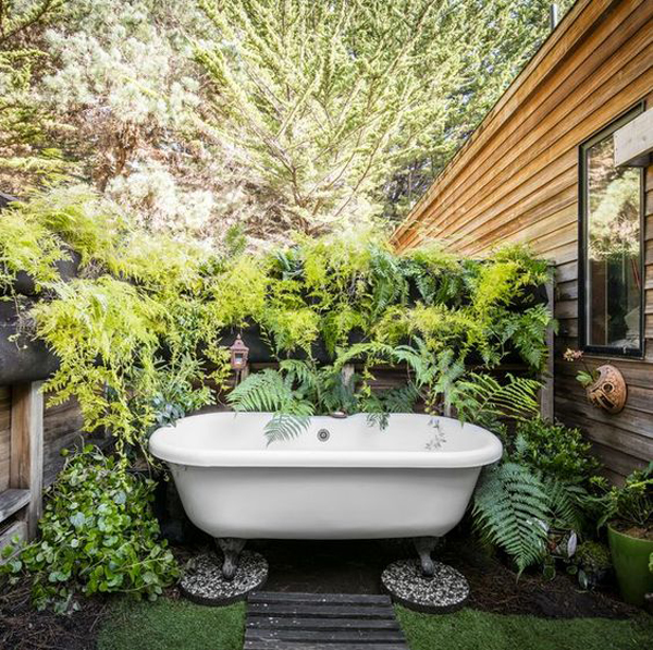 outdoor-bathtub-ideas-with-vertical-garden