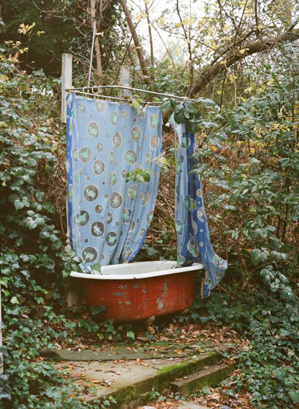 rustic-outdoor-tubs-in-private-garden