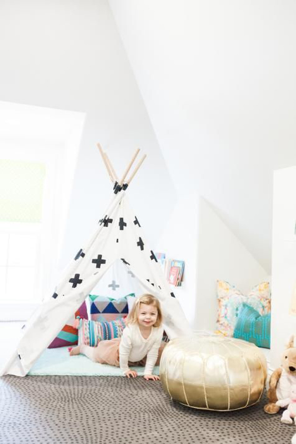 girl-bedroom-with-play-tent-areas