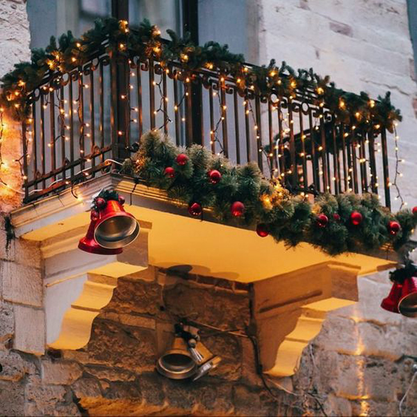 sparkling-tiny-balcony-decoration-for-christmas