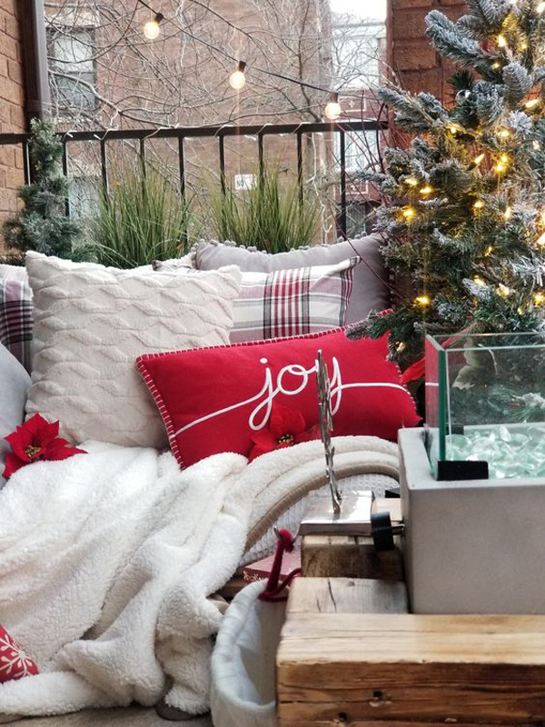 warm-and-cozy-christmas-balcony-ideas