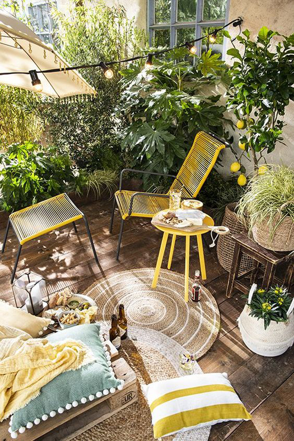 summer-backyard-decor-with-lemon-accents
