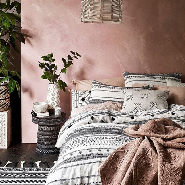 aesthetic-pink-bedroom-decor