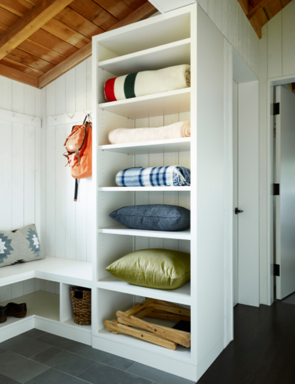 corner-cabin-bench-and-shelves-ideas