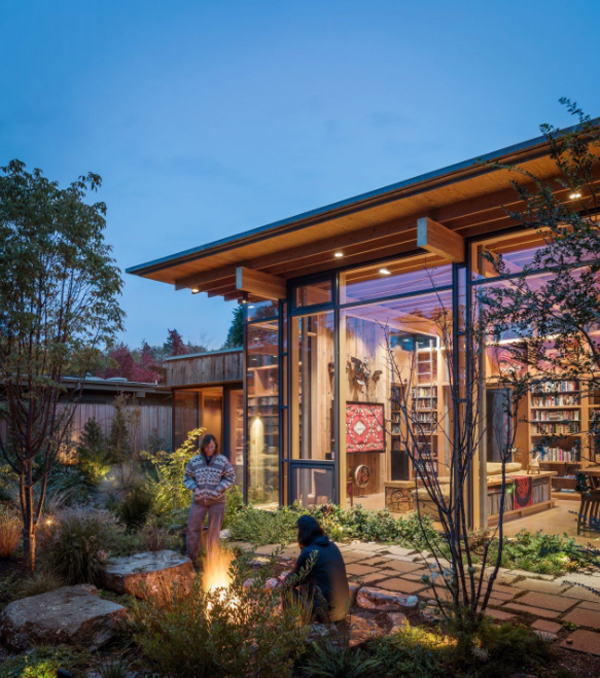 cozy-backyard-garden-in-city-cabin