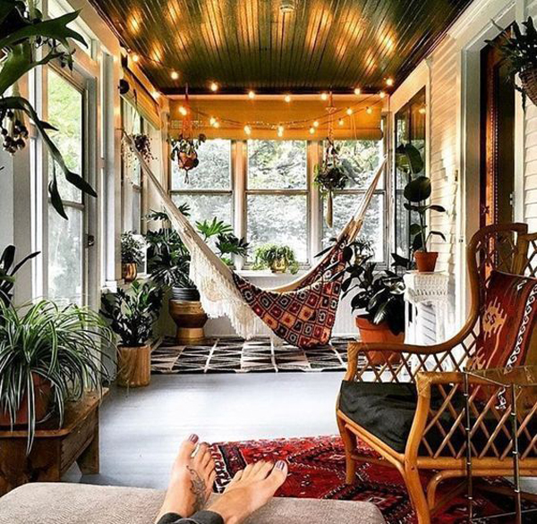 cozy-bohemian-sunroom-with-hammock