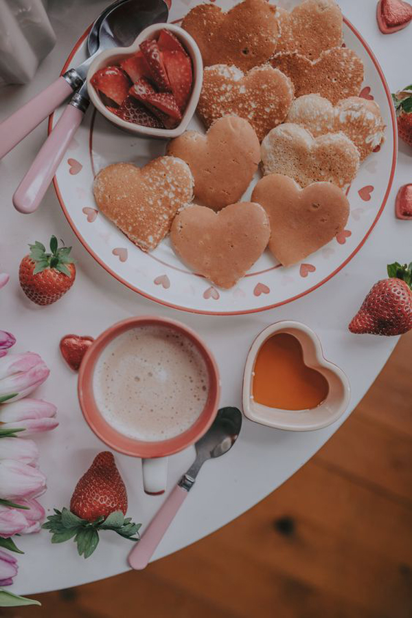 fluffy-heart-valentine-pancakes-for-valentine-table