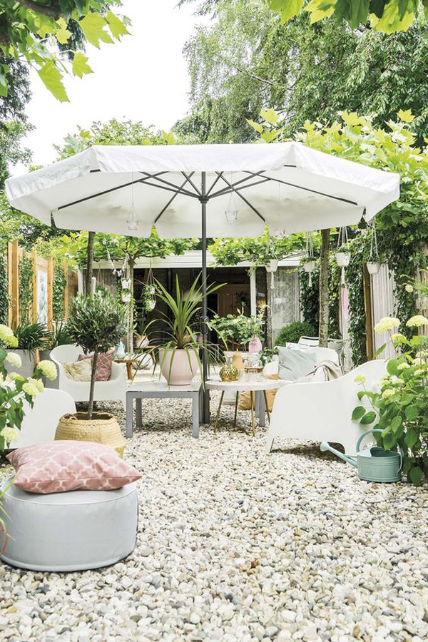 beautiful-backyard-landscaping-with-patio-umbrellas