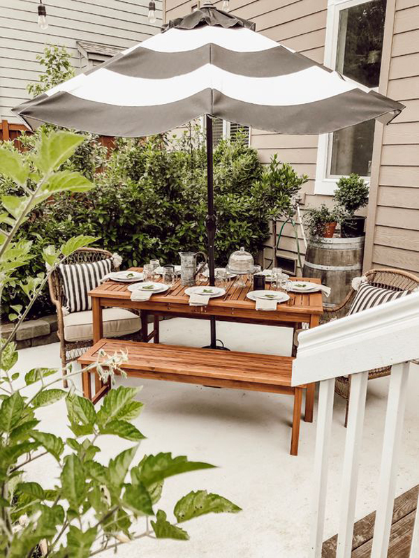 farmhouse-outdoor-tablescapes-with-patio-umbrellas