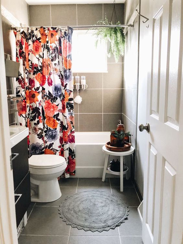 small-modern-bathtub-with-floral-curtain