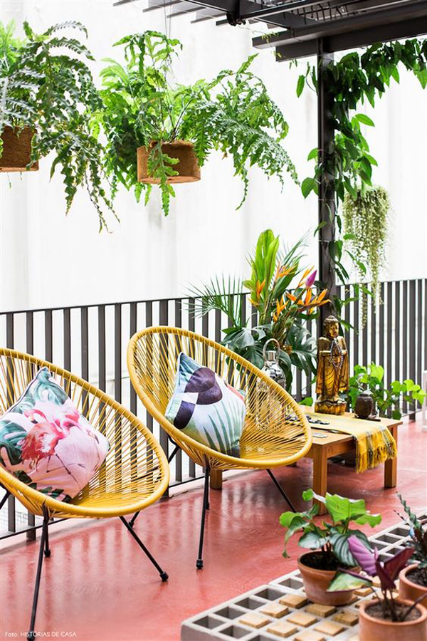 cozy-acapulco-chairs-with-houseplants