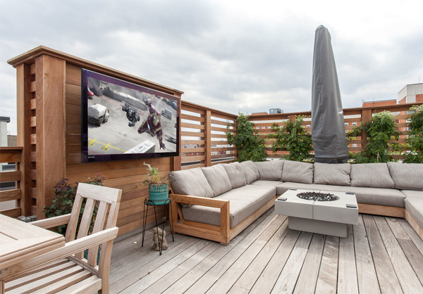 rooft-deck-lounge-with-movie-screen