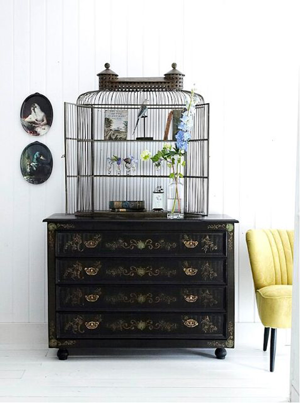 vintage-bird-cages-in-the-table
