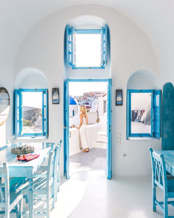 beachy-style-interior-with-blue-window-frame