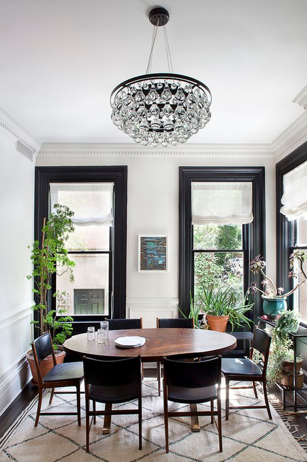 glam-dining-room-with-bold-window-frames
