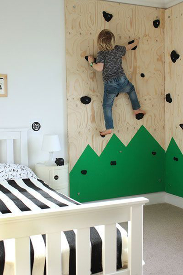 kid-friendly-climbing-wall-in-bedroom