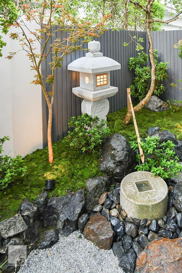minimalist-japanese-garden-and-traditional-bamboo-fountain