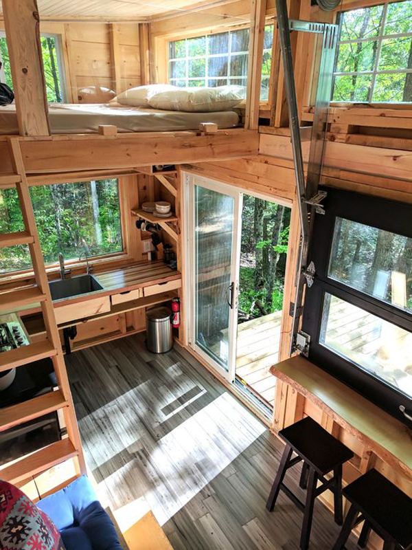 tiny-house-like-a-cabin-getaway