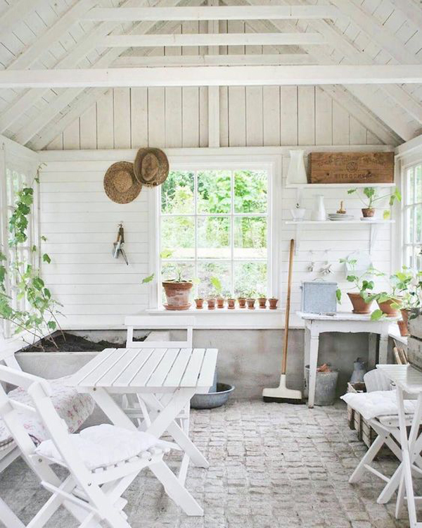 minimalist-shed-garden-interior-with-home-office