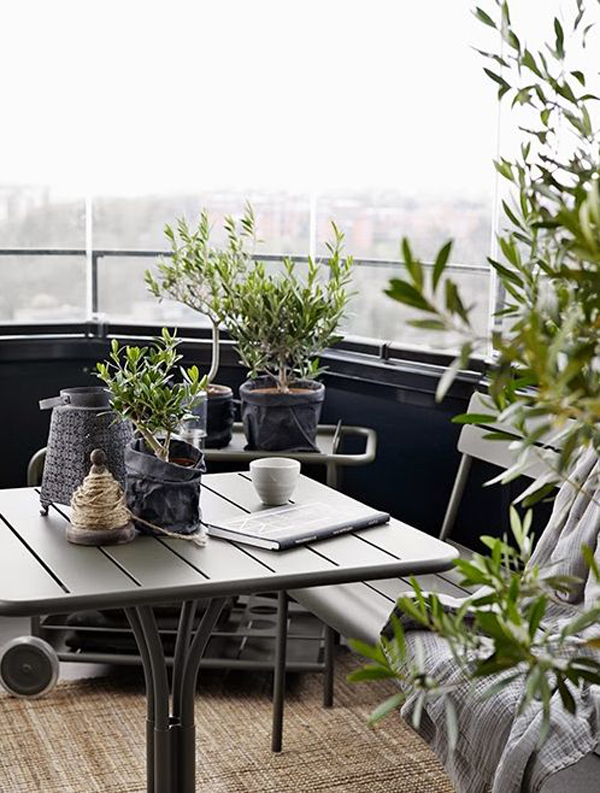 nature-inspired-tiny-balcony-with-black-color